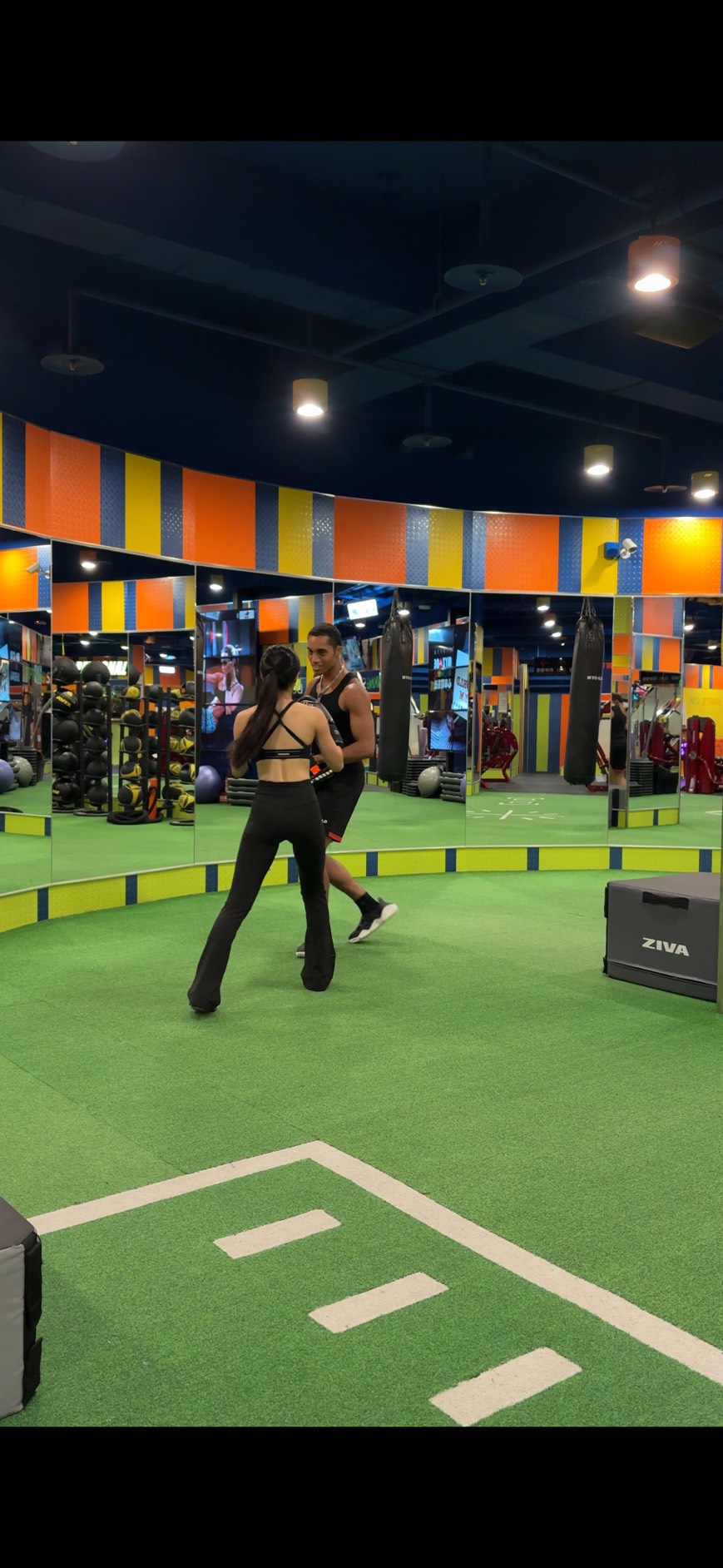 Justin 指導學員進行拳擊教學的訓練