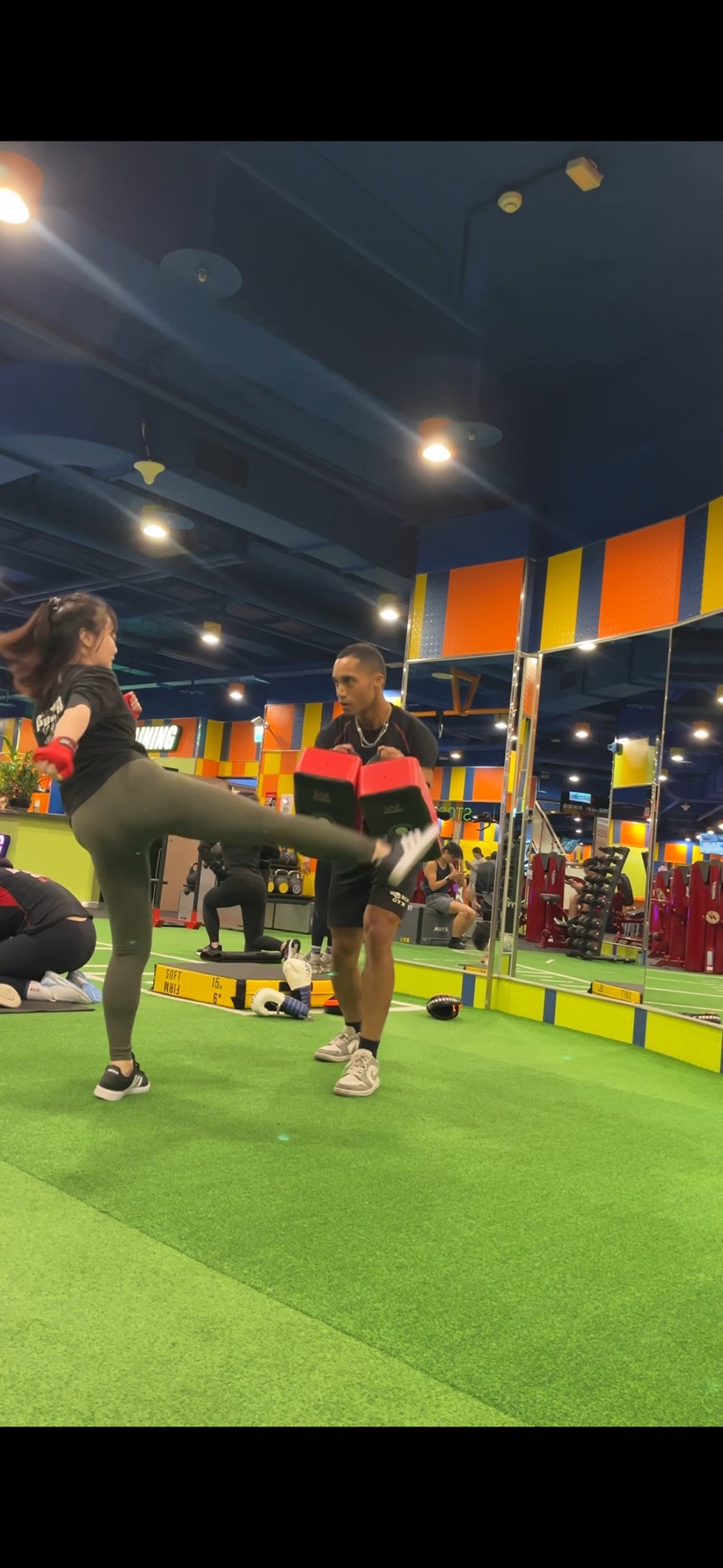 Justin 指導學員進行拳擊教學的訓練