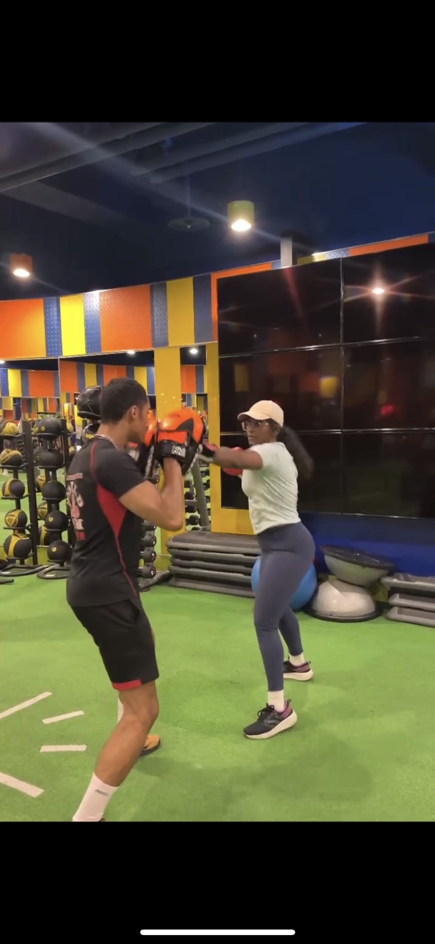 Justin 指導學員進行拳擊教學的訓練