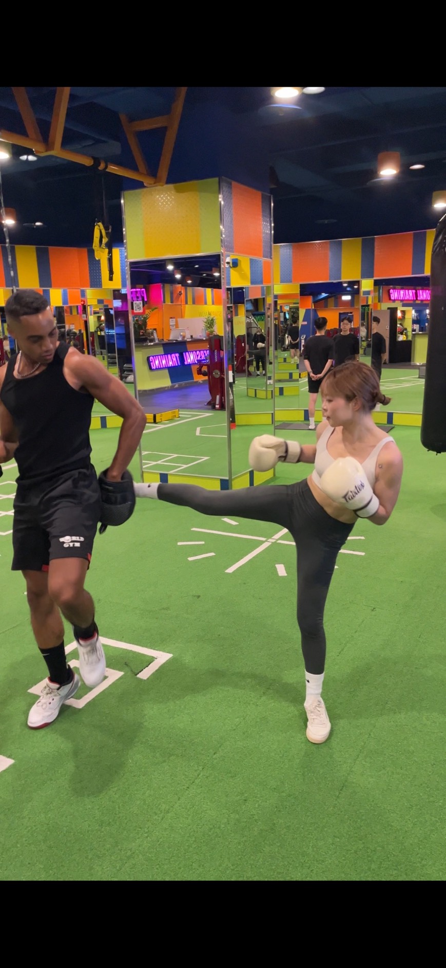 Justin 指導學員進行拳擊教學的訓練